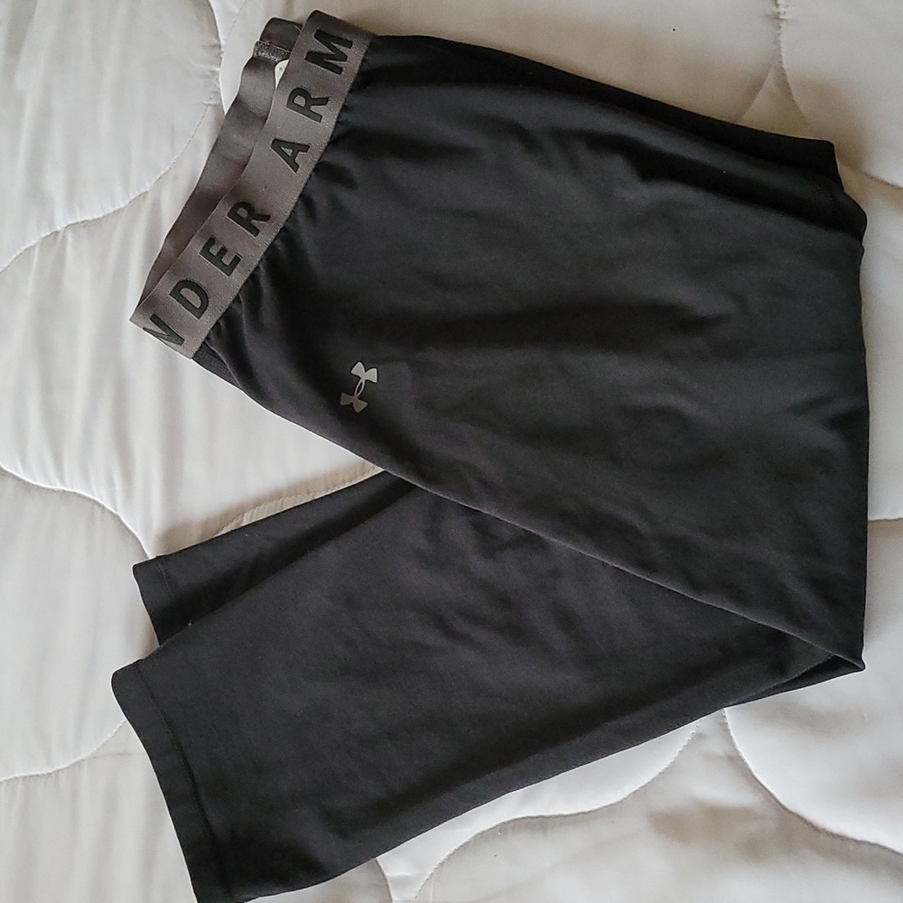 Under Armour black legging material capris